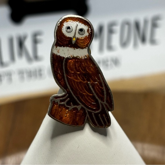 Mafco trademark enamel owl pin - Picture 4 of 5